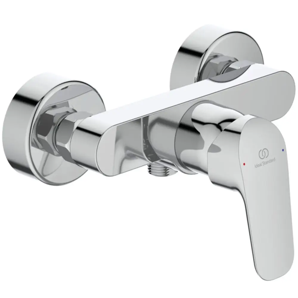 Brausearmatur in Chrom von Ideal Standard mit einem Griff zur Temperaturregelung und zwei Anschlussrosetten für die Wandmontage.